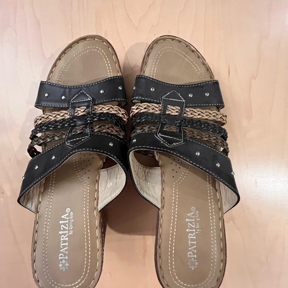 Women's Black and Tan Sandals - Picture 2 of 5